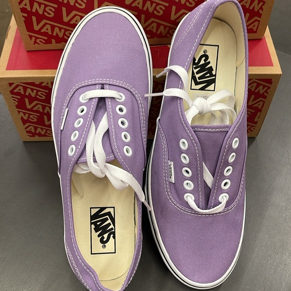 • Vans WMNS Authentic Chalk Violet/True White
VN0A5HZS9GD
Sneakers - Picture 10 of 16